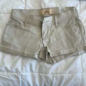 Used like new from Hollister Short- short. Low rise 2 inch insteam.